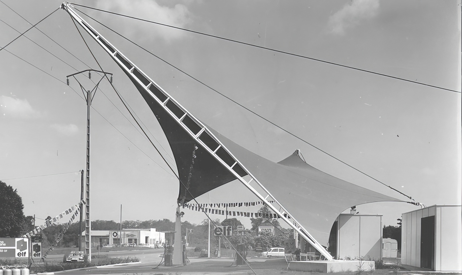 1976 Toiture elf Montargis Arcora 1976 Corentin Queffélec crée un bureau capable d’étudier et de développer des solutions originales et innovantes à toutes sortes de problèmes de structures et d’enveloppes.